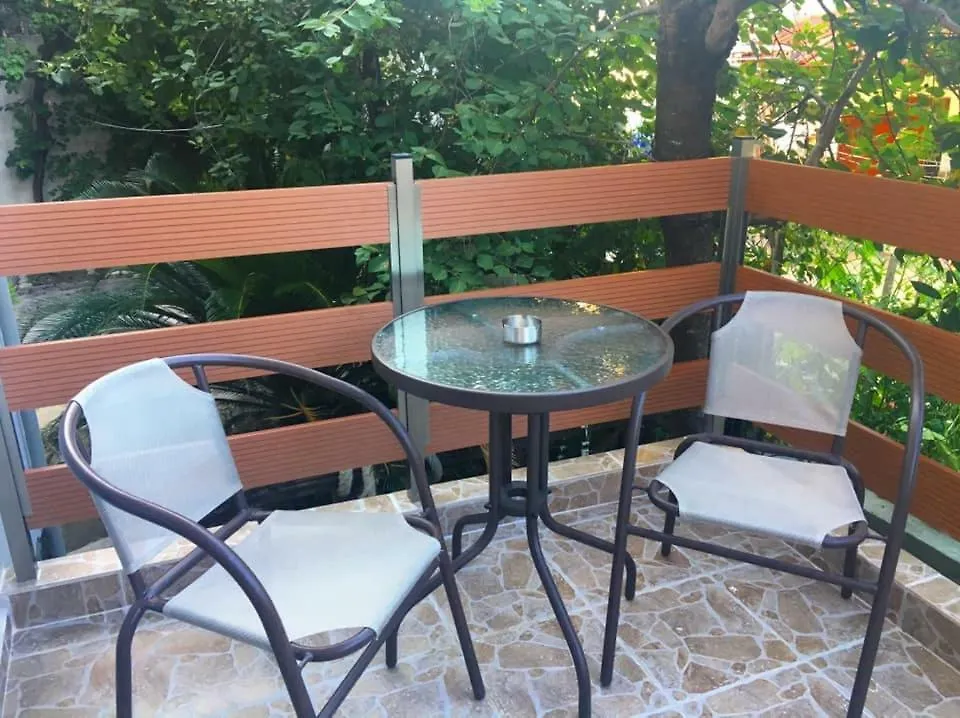 Almira - Rooms To Let Nea Roda Apartment