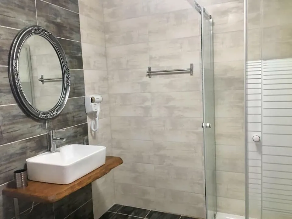 Almira - Rooms To Let Nea Roda Apartment
