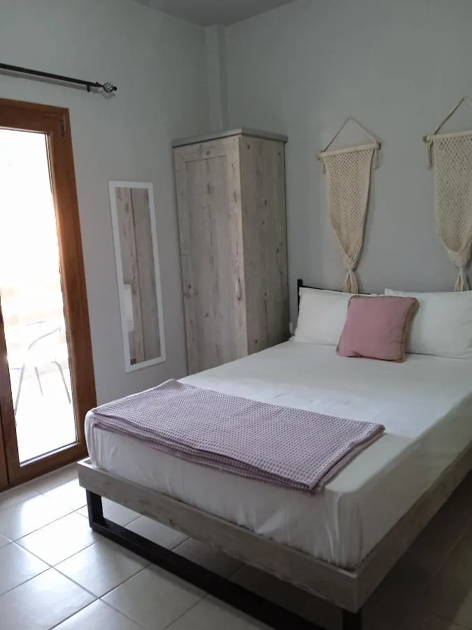 Almira - Rooms To Let Nea Roda Apartment