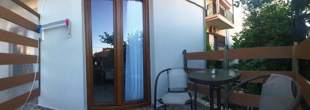 Almira - Rooms To Let Nea Roda 0*,